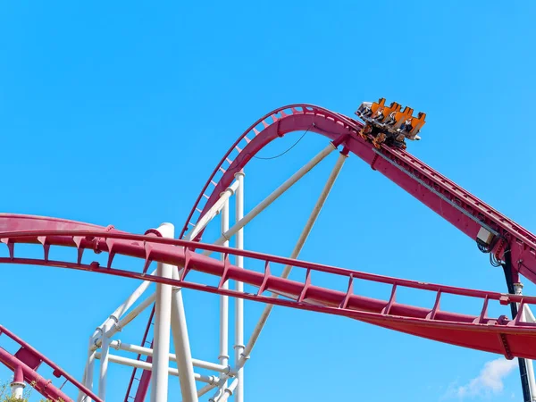 Coche de montaña rusa va hacia arriba a toda velocidad —  Fotos de Stock