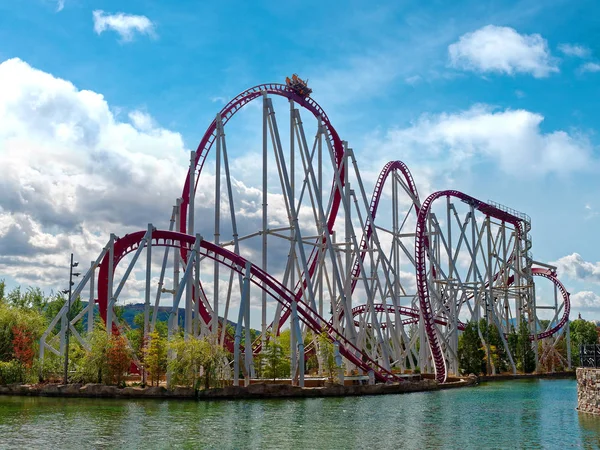 Araba, lunapark treni oluyor