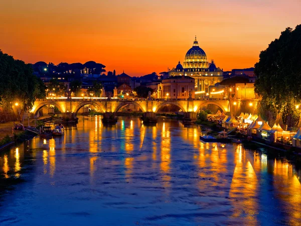 St. Peter kubbe, Tiber Nehri'ne ve St. Angel Roma alacakaranlık görünümünü 