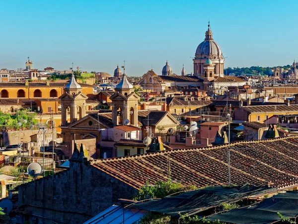 Panorama z Říma s výhledem na San carlo al corso kopule — Stock fotografie