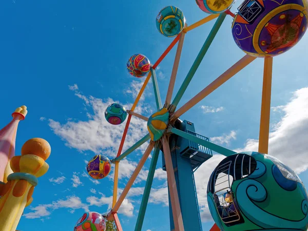 Roda gigante na feira de diversões — Fotografia de Stock