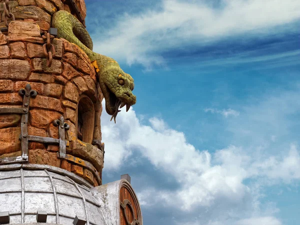 Snake drake clinging tower — Stock Photo, Image
