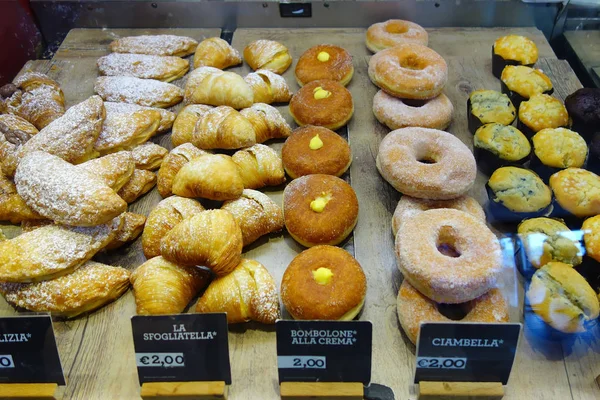 Doces na vitrine de vendas — Fotografia de Stock