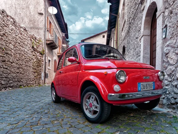 Rode vintage stad auto fiat 500 geparkeerd in oude dorp — Stockfoto