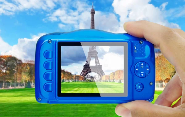 Ta bild på eiffel tower paris kompakt kamera display pov — Stockfoto