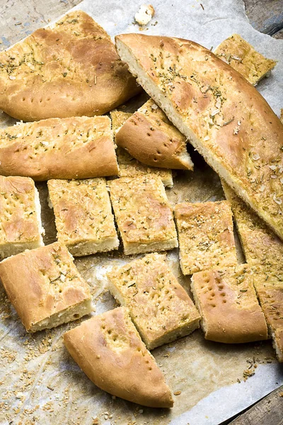 Нарезанный хлеб фокация с розмарином и оливковым маслом из любви — стоковое фото
