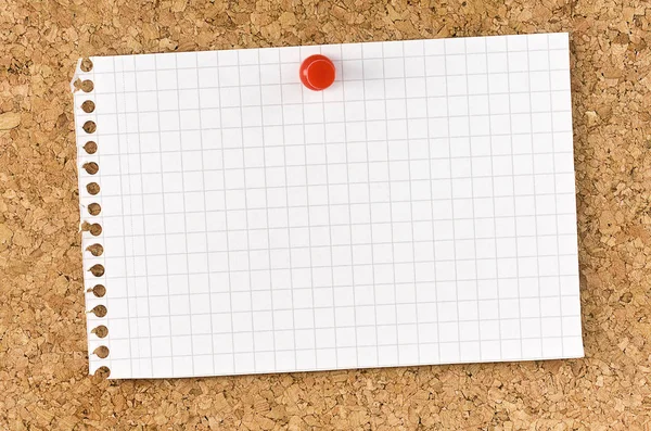 Página de nota cuadrada en blanco fijada en el tablero de corcho con la tachuela del pulgar — Foto de Stock