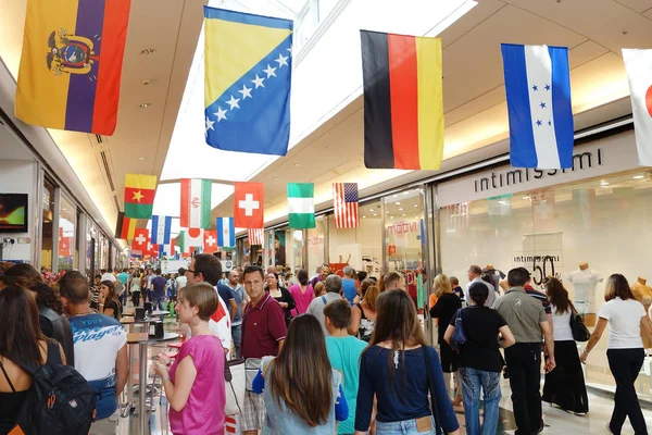 Mensen wandelen en winkelen in een shopping Italiaanse winkelcentrum ik vol — Stockfoto