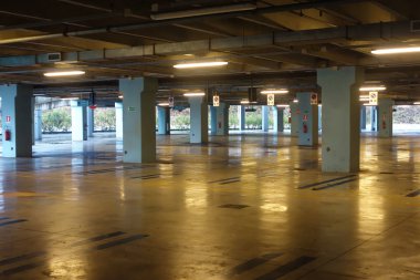 Boş kapalı otopark