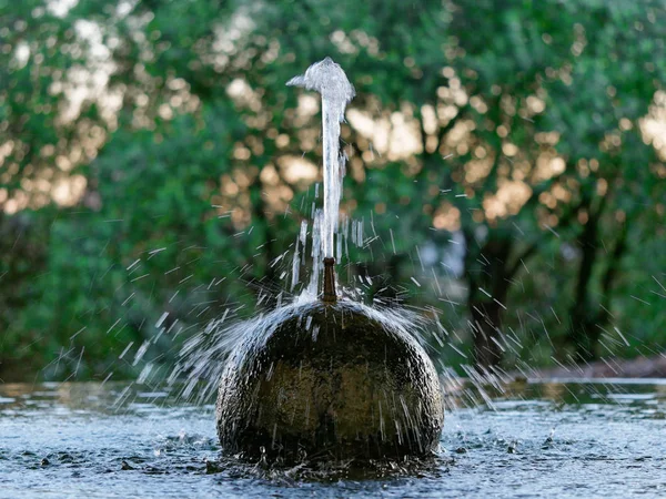 Фонтанная струя воды — стоковое фото