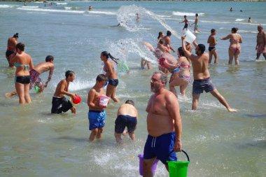 Yıkananlara eğleniyor deniz yaz