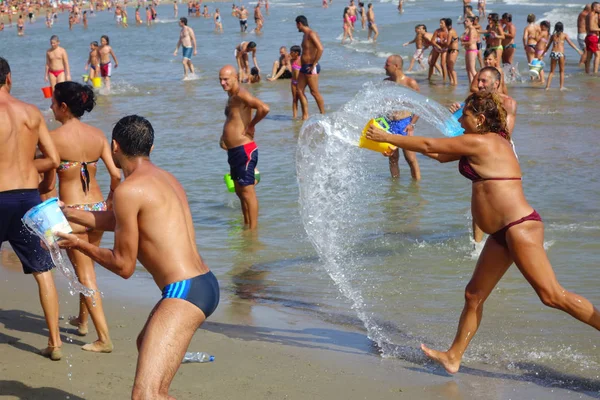 Los bañistas se divierten en el mar en verano — Foto de Stock