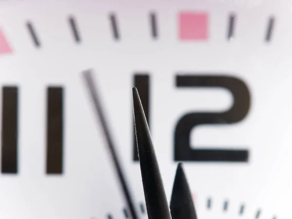 Dos minutos para la medianoche fecha límite reloj de primer plano — Foto de Stock