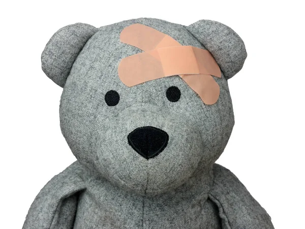 Verletzter Teddybär mit Pflaster am Kopf isoliert — Stockfoto