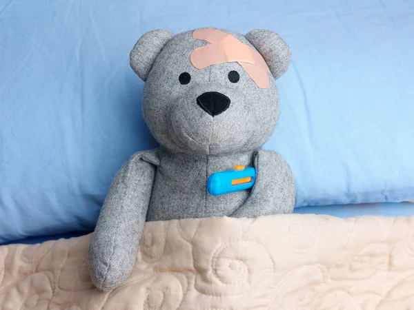 Verletzter Teddybär Gips Kopf Bett Thermometer Grippe — Stockfoto