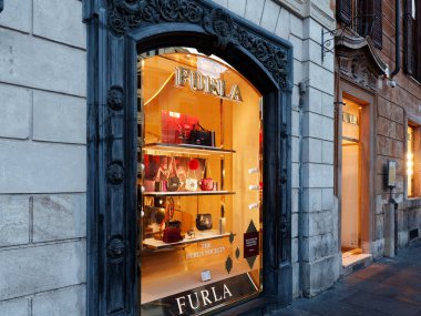 İspanya kare dükkanında Furla pencere