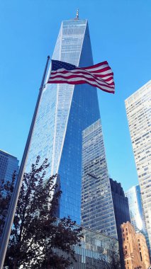 New York bir Dünya Ticaret Merkezi gökdelen ve ABD bayrağı sallayarak