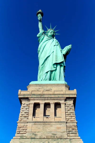 Estátua da liberdade Nova York city EUA contra claro céu azul — Fotografia de Stock