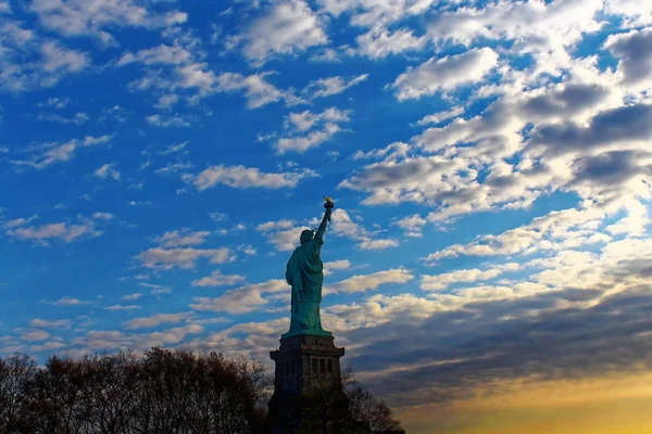 황혼 이나 새벽에 동상 자유 뉴욕시 다시 보기 — 스톡 사진