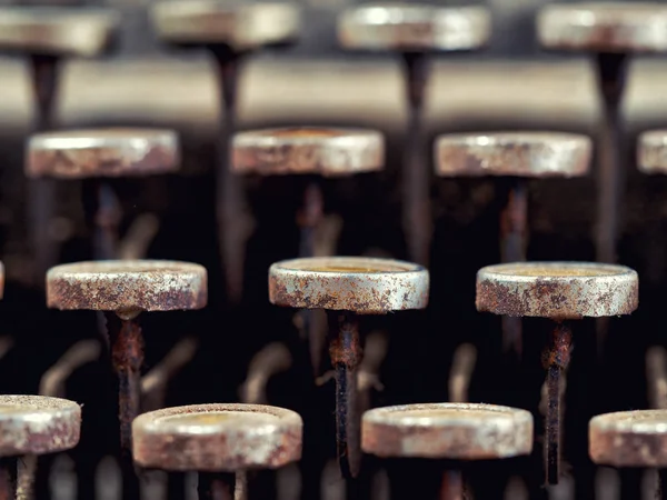 Máquina de escrever closeup chaves coberta de pó — Fotografia de Stock