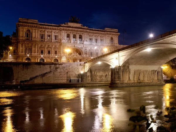 Justiça edifício mais conhecido como Palazzaccio em Roma por noite — Fotografia de Stock