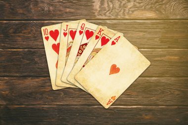 Kalpler royal flush poker kartları ahşap masa üzerinde dışarı aşınmış 