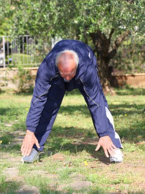 Park açık germe şekil yaşlı adam