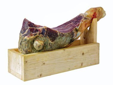 Jamon ya da parma ham ahşap stand üzerinde beyaz izole Dilimleme üzerinde