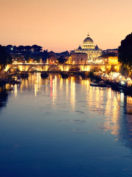 Řím twilight pohled na dóm svatého Petra, řeku Tiberu a St. Angel — Stock fotografie