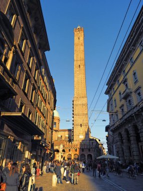 İnsanlar şehir merkezinde asinelli tower adlı gezinme