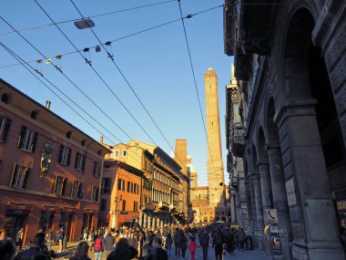 İnsanlar şehir merkezinde asinelli tower adlı gezinme