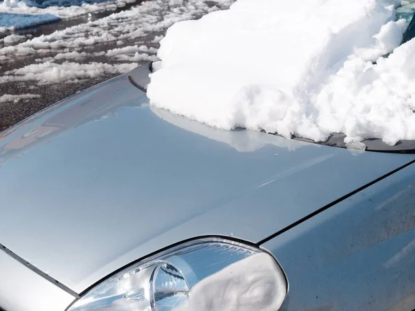 Μπροστινό παράθυρο αυτοκινήτου καλυμμένο με φρέσκο χιόνι — Φωτογραφία Αρχείου