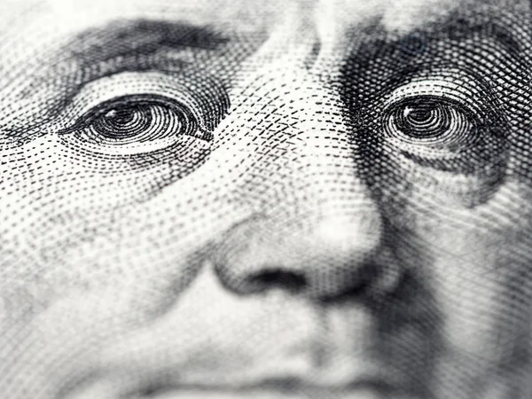 Benjamin franklin portret macro VS dollar biljet of factuur — Stockfoto
