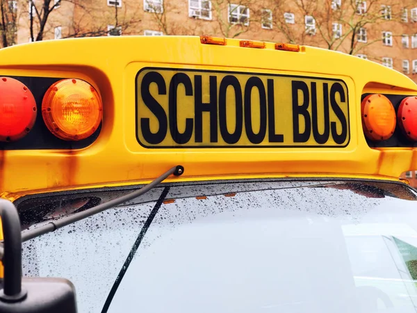 Escola de ônibus sinal de perto — Fotografia de Stock