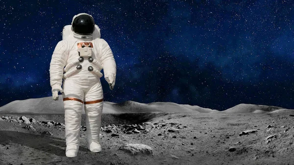 Astronauta lub kosmonauta we wszechświecie stojący na Księżycu lub powierzchni planety. Element obrazu uprzejmie dostarczony przez Nasa — Zdjęcie stockowe