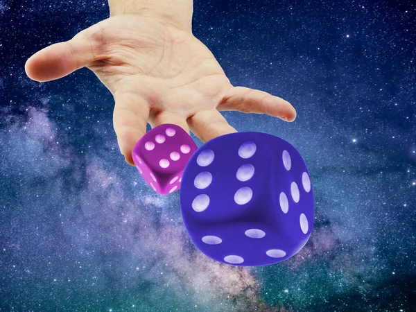 Kézdobás vagy gördülő kocka a kozmoszban vagy az univerzumban. ok-okozati összefüggés vagy véletlenszerűség — Stock Fotó