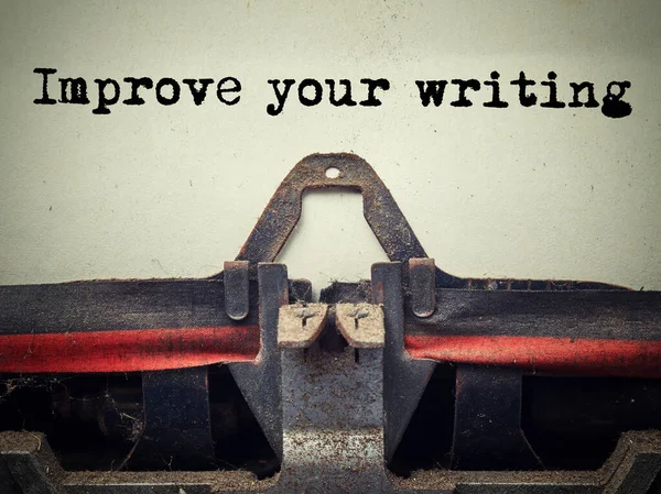 Close up de máquina de escrever velha coberto com poeira com melhorar o seu texto de escrita — Fotografia de Stock