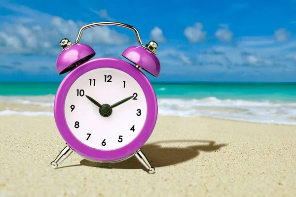 Despertador no conceito de tempo de férias na praia — Fotografia de Stock