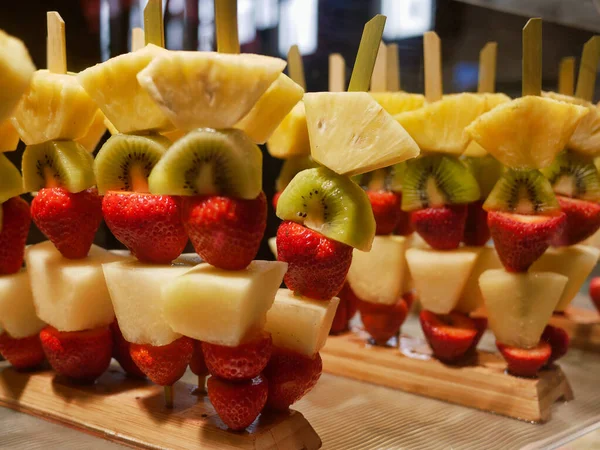 Brochetas de fruta con kiwi de piña y fresa — Foto de Stock