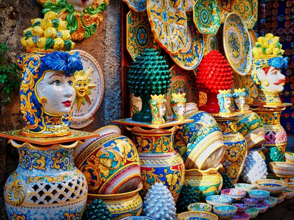 Ceramiczne przedmioty rzemieślnicze w sprzedaży na Sycylii Włochy — Zdjęcie stockowe