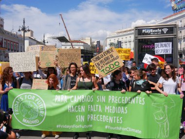 Madrid, İspanya - Mayıs 2019: Puerta del Sol 'daki insanlar çevreyi ve dünyayı destekliyorlar