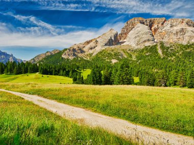 Yazın yollar ve dağlarla kaplı bir manzara.