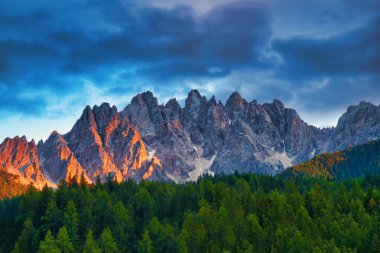 Şaşırtıcı dramatik dağlar dolomitler yazın günbatımında zirve yapar.