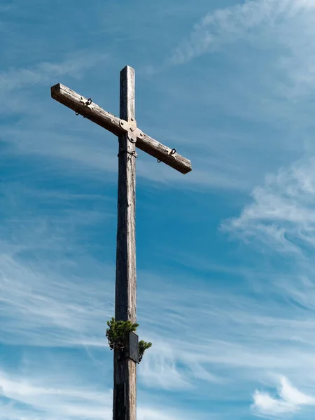 Croix en bois contre ciel bleu — Photo