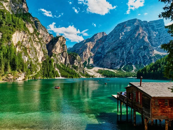 Vista panorâmica incrível do Lago Braies com cabana e barcos nas montanhas Dolomitas no verão Sudtirol, Itália — Fotografia de Stock