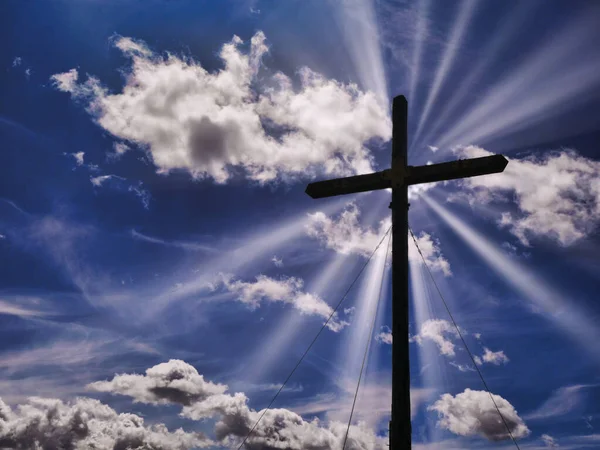 Kereszt sziluett napsugár szimbólum kereszténység menny koncepció — Stock Fotó