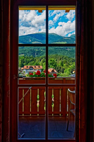 Vista del increíble paisaje de montaña en verano a través de la ventana — Foto de Stock