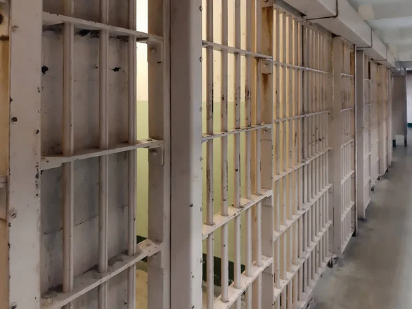 Προοπτική άποψη παλιά κελιά φυλακή φυλακή ή φυλακή σε αχρησιμοποίητα παλιά φυλακή. — Φωτογραφία Αρχείου