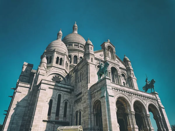 パリの大聖堂サクレ・クール澄んだ青い空の古い写真効果. — ストック写真