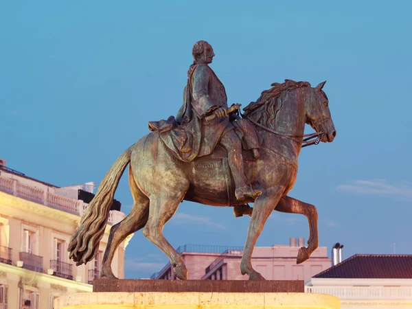 Statua equestre di re Carlo III, monumento sulla Puerta del Sol a Madrid, Spagna . — Foto Stock